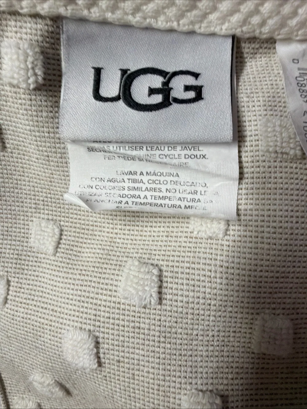 UGG Bath Towel 27”x52” 100%Cotton textured rare snow Valerie